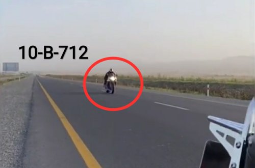 Rayon yolunda təyyarə sürəti ilə hərəkət edən bayker - VİDEO