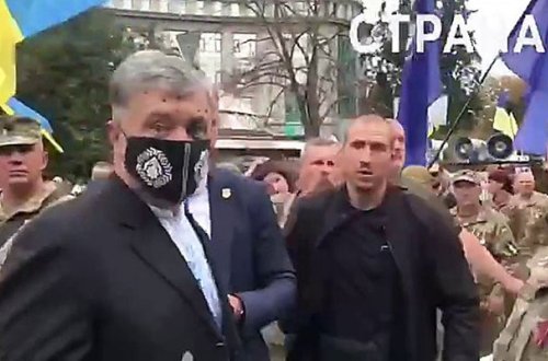 Poroşenkonun üzünə “zelyonka” atıldı - Video