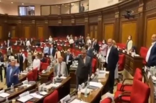 Очередная потасовка в парламенте Армении: депутаты бросались бутылками - ВИДЕО