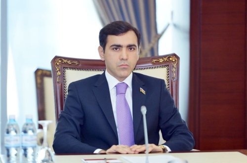 Deputat köməkçisinə ağır ittihamlar: “Çıxarmadığı oyun qalmayıb