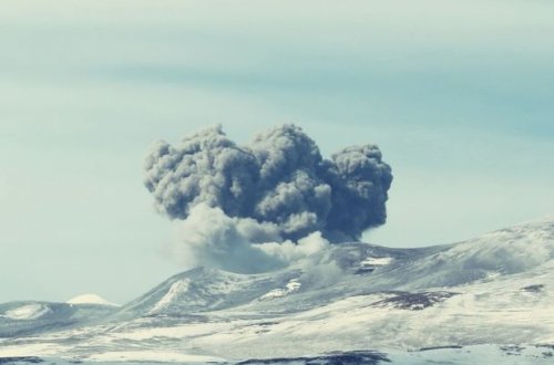 Ebeko vulkanının külü dörd kilometr yüksəkliyə çatıb - VİDEO