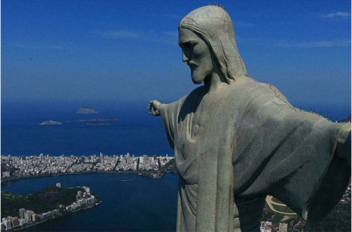 Braziliya polisi İsa Məsihin heykəlinin üzərinə çıxan turistləri həbs edib