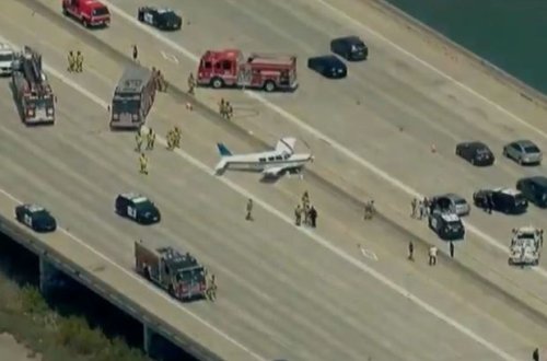 Təyyarə magistral yola eniş etdi, avtomobillə toqquşdu - VİDEO