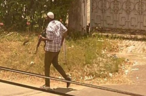 Неизвестный открыл огонь по зданию посольства Франции в Танзании - ВИДЕО