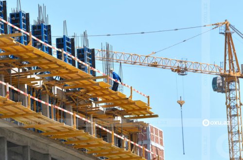 Bakıda kran aşdı: Sürücü avtomaşınla qoşqunun arasında qalıb öldü