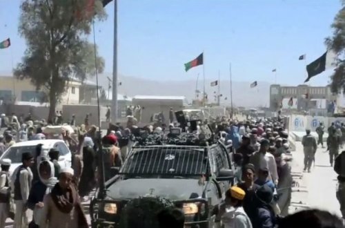 Hava yoluyla ölkəni tərk edə bilməyən əfqanlar Pakistan sərhədinə axışdılar – VİDEO