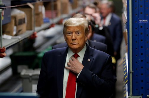 Yeddi polis Trampı məhkəməyə verib