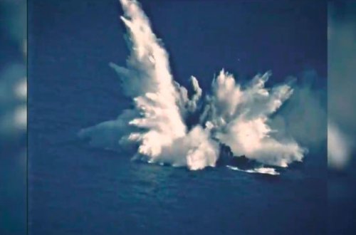 Американский фрегат разнесли во время учений - ВИДЕО