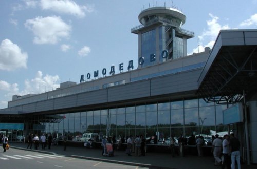 Domodedovoda göyərtəsində partlayış təhlükəsi olan təyyarə yoxlanılır