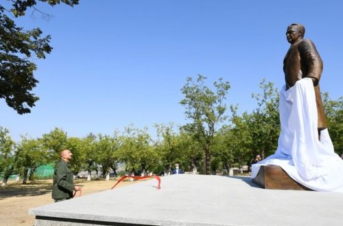 İlham Əliyev və Mehriban Əliyeva Şuşada Üzeyir Hacıbəylinin heykəlinin açılışında - YENİLƏNİB+FOTO