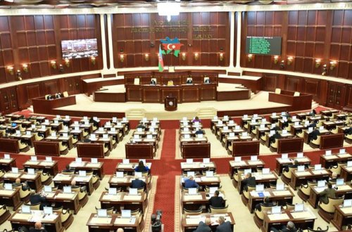 Deputatların yay tətili bitdi