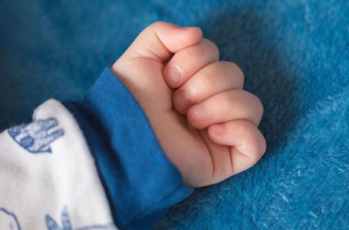 В Баку двухлетний ребенок получил тяжелые травмы в результате несчастного случая