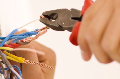 Azərbaycanda direktor müavinin elektrik cərəyanı vurdu