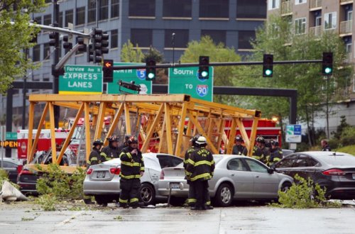 Mexikoda kranın düşməsi nəticəsində ölənlər və yaralananlar var