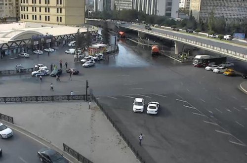 В Баку перевернулся грузовик: движение ограничено - ВИДЕО