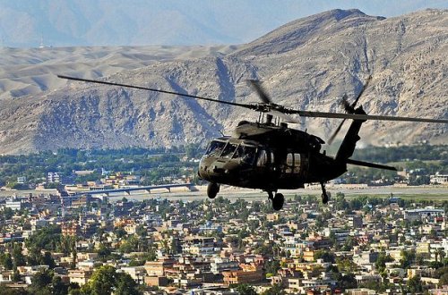 “Taliban” tərcüməçini helikopterdən asaraq göz dağı verdi – VİDEO