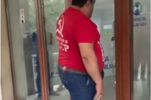 Azərbaycanda peyvənd olunmaq istəyən kişi poliklinikanın şüşəsini sındırdı, həkimlər yaralandı - VİDEO