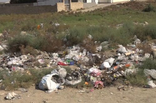 Почему возле кладбища в поселке Мехдиабад образовалась мусорная свалка?