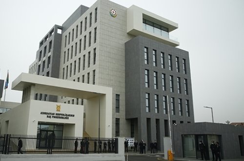 Cəzanı yüngülləşdirmək üçün ailədən pul alan qadına cinayət işi açıldı