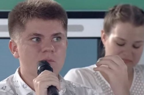 Hamının qarşısında Putinin səhvini düzəldən şagirdə görün nə etdilər - VİDEO