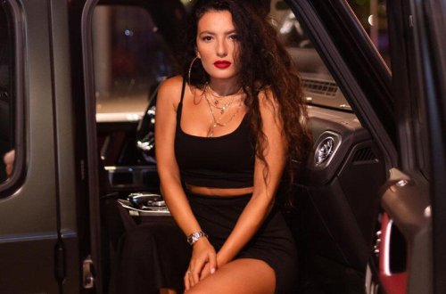 Dilarə Kazımova bahalı maşını ilə görüntüləndi - FOTO