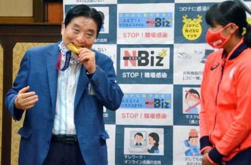 Olimpiya medalını dişləyən mer koronavirusa yoluxdu