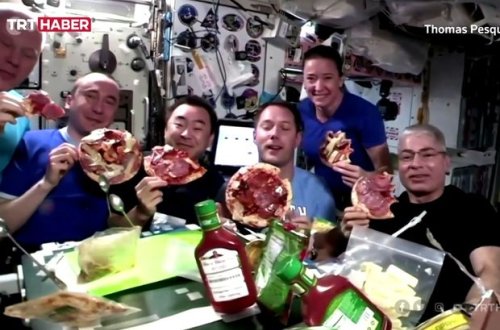 Kosmik stansiyada “Üzən pizza gecəsi” təşkil olundu - VİDEO