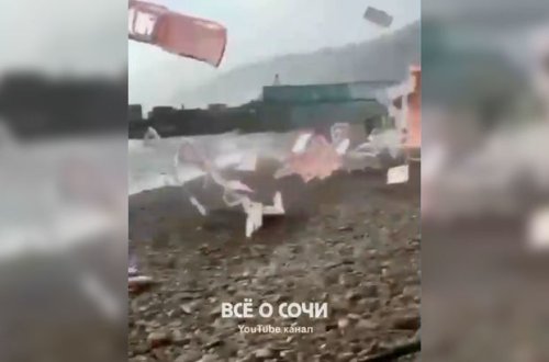 Nəhəng burulğan dəniz sahilində infrastrukturu göyə uçurdu - VİDEO