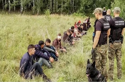 Polşa Belarusla sərhəddə fövqəladə vəziyyət elan edib