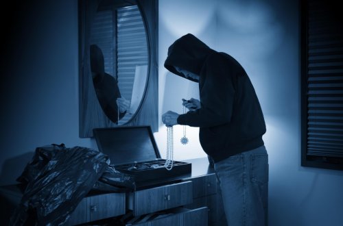 Bakıda kürəkən qayınanasının evindən 20 min manatlıq zinət əşyaları oğurlayıb