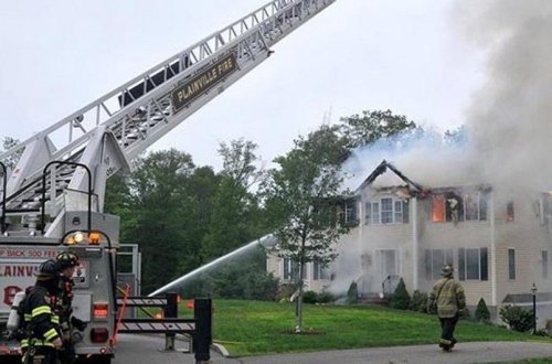 ABŞ-da təyyarə binanın üzərinə düşüb