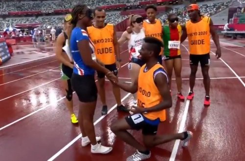 Qadın paralimpiyaçı qaçış zolağında evlilik təklifi alıb – VİDEO