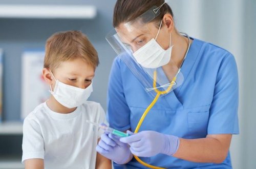 Британские медики выявили симптомы COVID-19 у детей спустя месяцы после лечения