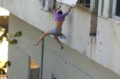 Qaçırılan qız özünü binadan yerə atdı - Anbaan VİDEO