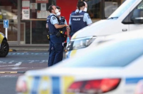 Yeni Zelandiyada mağazaya daxil olan silahlı şəxs insanlara atəş açıb - VİDEO