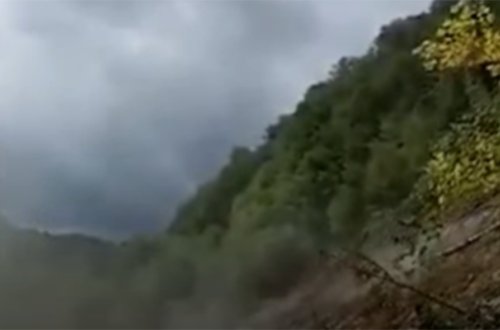 Türkiyədə torpaq sürüşməsi kameraya düşdü - Video