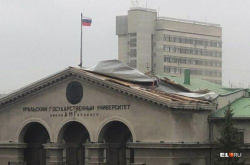 Güclü külək Rusiyada dövlət universitetinin damını uçurdu - VİDEO