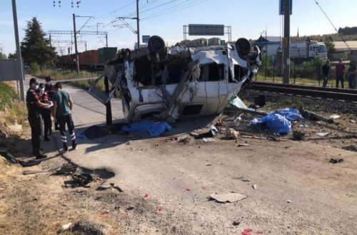 Türkiyədə yük qatarının mikroavtobusa çırpılması nəticəsində ölənlərin sayı 6-ya çatıb - YENİLƏNİB