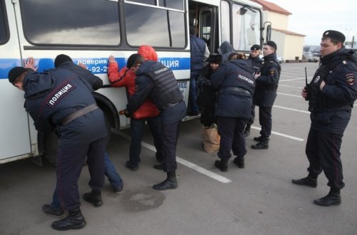 Rusiyada miqrantlardan barmaq izlərini göstərən çipli kart almaq tələb olunacaq
