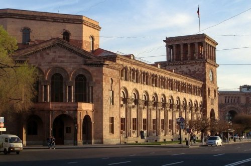 Ermənistanda fermerlər İrəvan-Arazdəyən yolunu bağlayıb