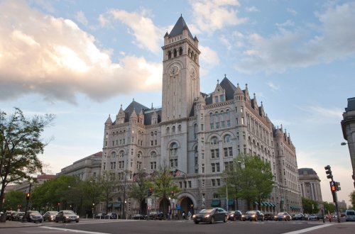 Tramp Vaşinqtondakı hotelini satır