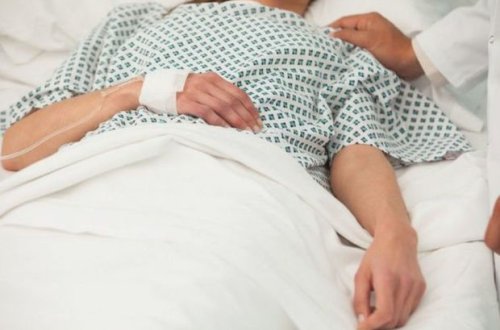 Qazaxda gənc qadın qolundan kəsik xəsarətləri alıb