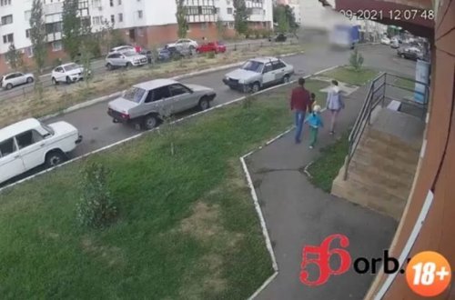 Из окна высотного дома в России выпал мужчина и чуть не убил детей - ВИДЕО