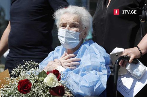 Gürcüstanda 111 yaşlı qadın COVID-19-dan sağalıb - FOTO