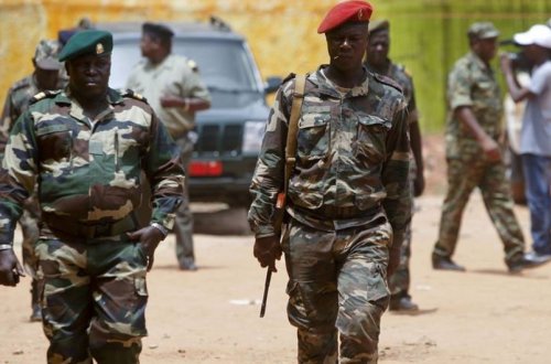 Qvineyanın devrilən nazirləri ölkədən çıxa bilməzlər