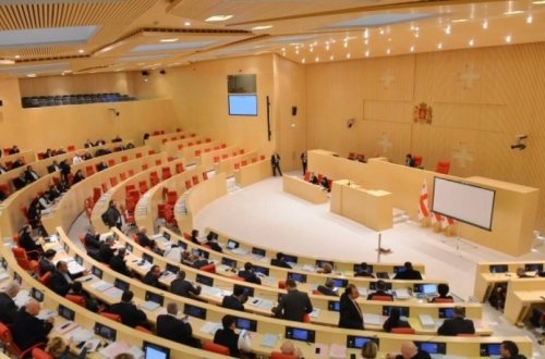 Gürcüstan parlamenti COVID-19 əleyhinə məhdudiyyətlərlə bağlı cərimələrin ləğvini dəstəkləyib