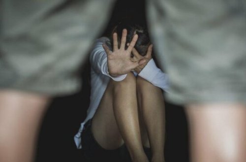 Bakıda ata 11 yaşlı qızını zorladı - Polisə müraciət