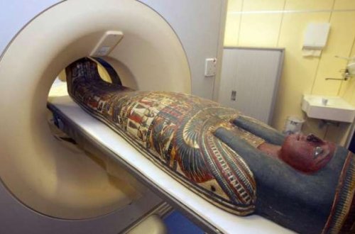 Mumiyanı rentgen aparatına saldılar: ŞOK OLDULAR - “YAŞAYIR”