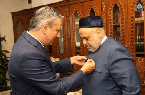 Özbəkistan Prezidenti Allahşükür Paşazadəni təltif edib