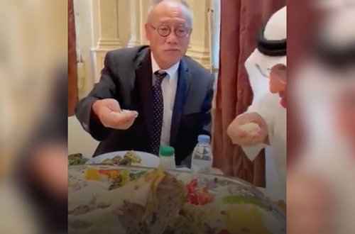 Yaponiyanın əllə düyü yeməyə çalışan səfiri gündəm oldu - Video